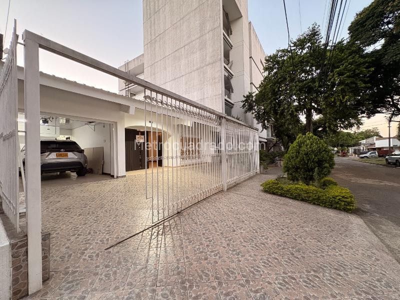Casa en venta Valle Del Cauca Cali La Flora 300 m2 Habitaciones 4 Baños 4 Garajes 0 Precio $800000000