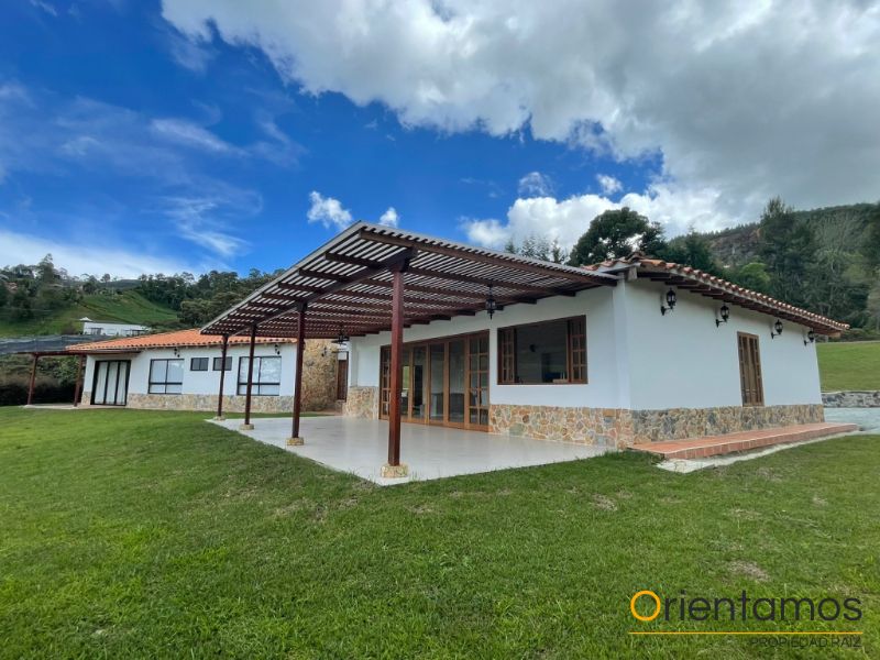 Finca en arriendo Antioquia La Ceja Fray Eugenio Ramirez Salazar 7000 m2 Habitaciones 3 Baños 4 Garajes 2 Precio $8500000