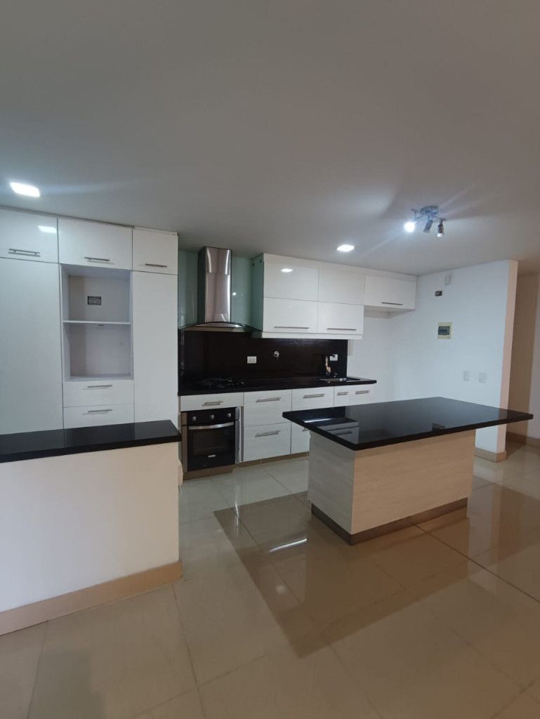 Apartamento en arriendo Antioquia Medellín Castropol 104 m2 Habitaciones 3 Baños 2 Garajes 2 Precio $6100000