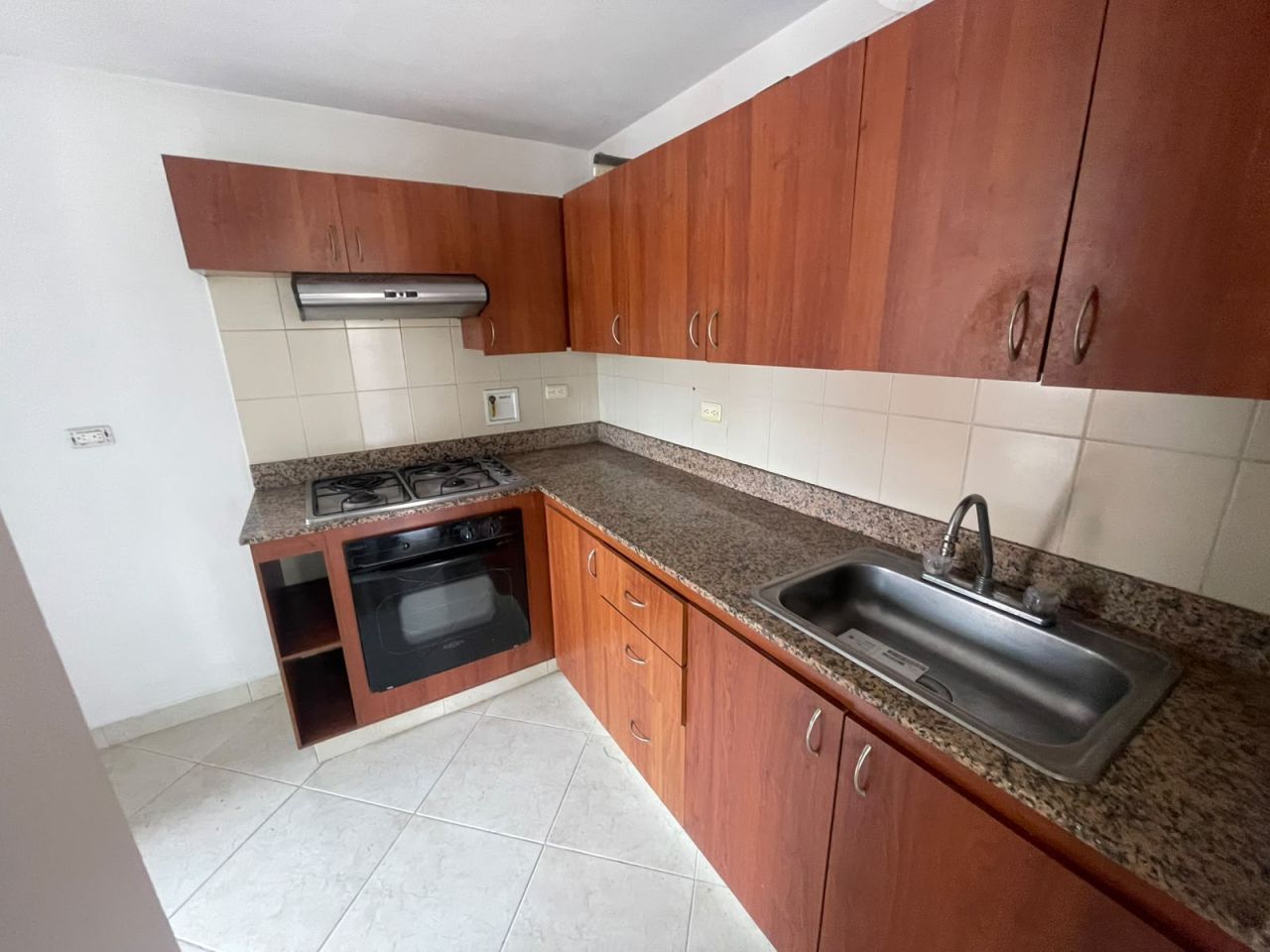 Apartamento en arriendo Antioquia Medellín Loma De Los Bernal 100 m2 Habitaciones 3 Baños 2 Garajes 2 Precio $4200000