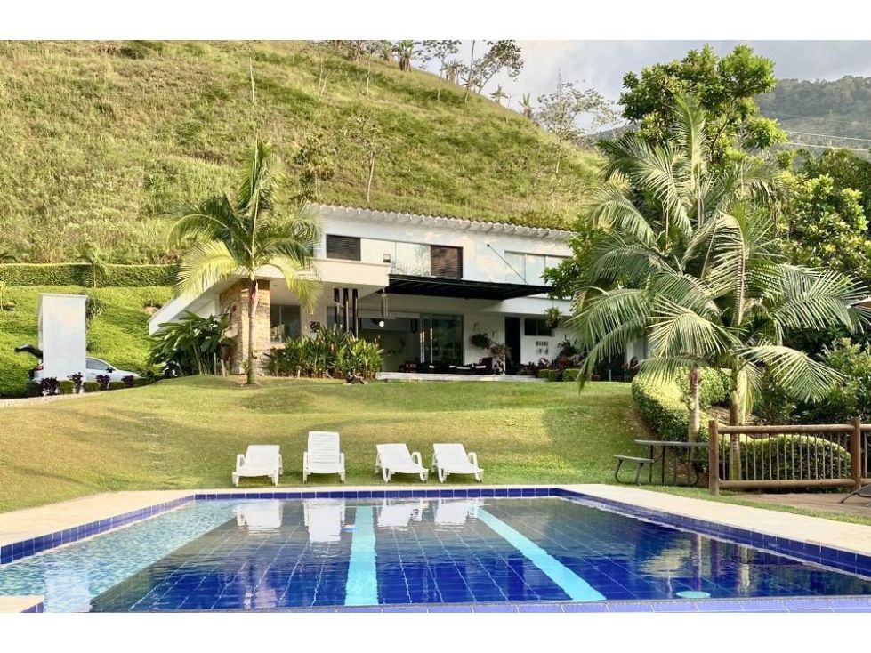 Finca en venta Antioquia Barbosa Barbosa 230 m2 Habitaciones 4 Baños 5 Garajes 4 Precio $1650000000