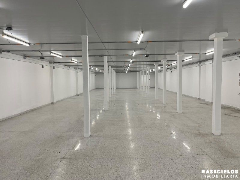 Bodega en arriendo Antioquia Medellín Cuarta Brigada 350 m2 Habitaciones 0 Baños 2 Garajes 3 Precio $18700000
