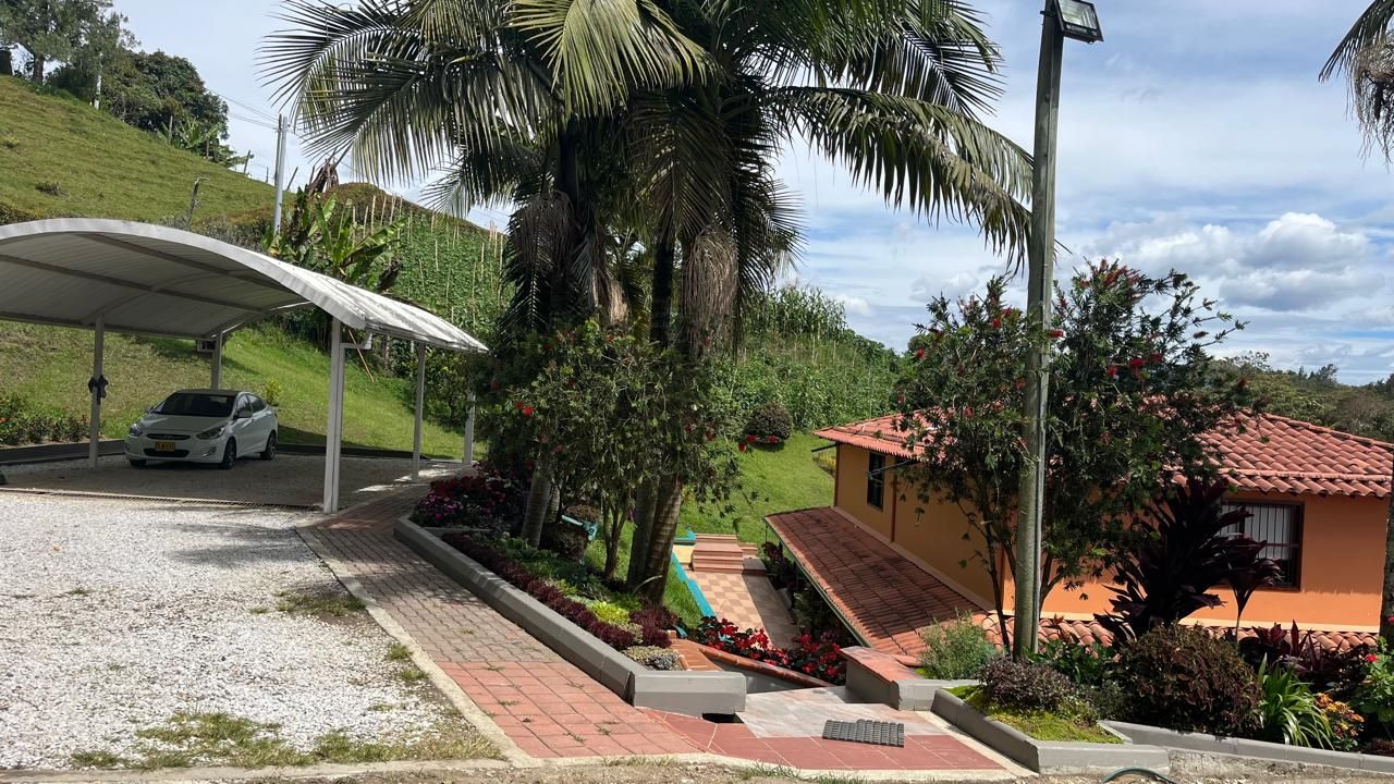 Casa Campestre en arriendo Antioquia Marinilla Belén 300 m2 Habitaciones 5 Baños 5 Garajes 2 Precio $5500000
