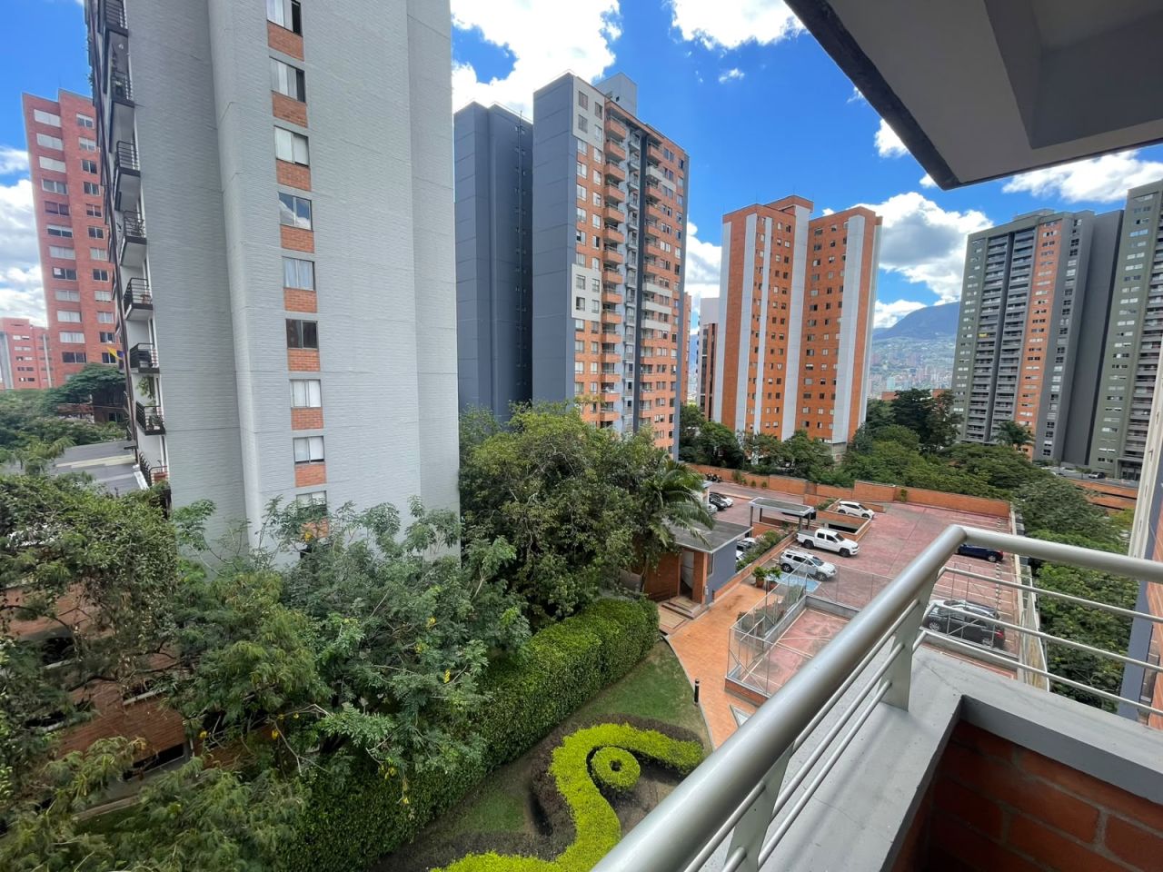 Apartamento en arriendo Antioquia Medellín Loma De Los Bernal 75 m2 Habitaciones 2 Baños 2 Garajes 1 Precio $3500000