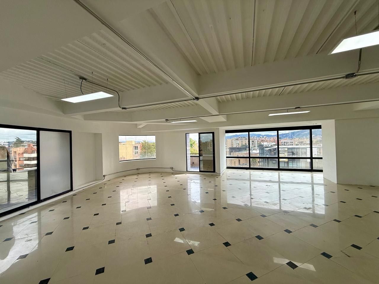 Oficina en arriendo Cundinamarca Bogotá San Patricio 324 m2 Habitaciones 0 Baños 4 Garajes 10 Precio $17000000