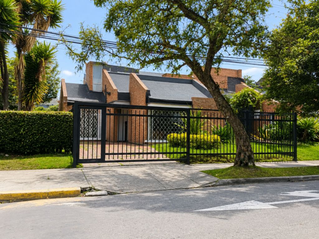 Casa en venta Cundinamarca Bogotá San Jose 210 m2 Habitaciones 5 Baños 4 Garajes 1 Precio $2100000000