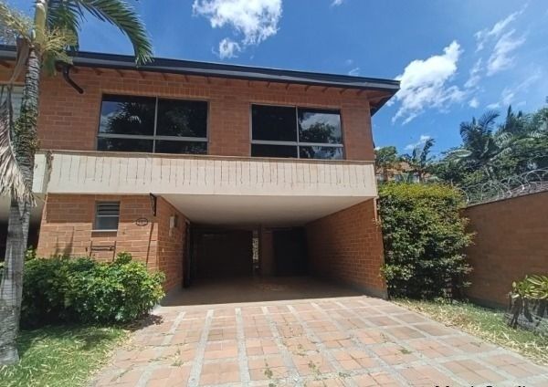 Casa en arriendo Antioquia Envigado Ub Loma El Atravesado 250 m2 Habitaciones 4 Baños 5 Garajes 4 Precio $11000000