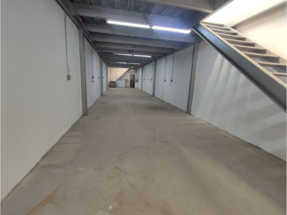 Bodega en arriendo Antioquia Medellín Miranda 300 m2 Habitaciones 0 Baños 2 Garajes 0 Precio $8000000
