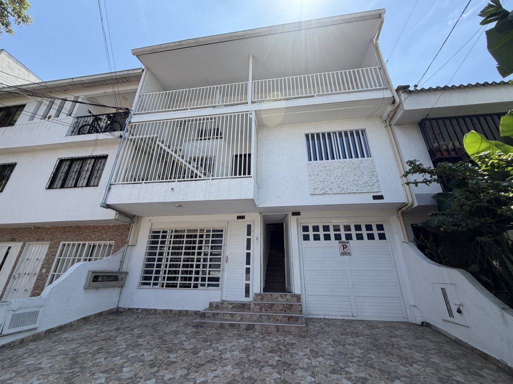 Apartamento en arriendo Valle Del Cauca Cali Departamental 150 m2 Habitaciones 4 Baños 2 Garajes 0 Precio $2450000
