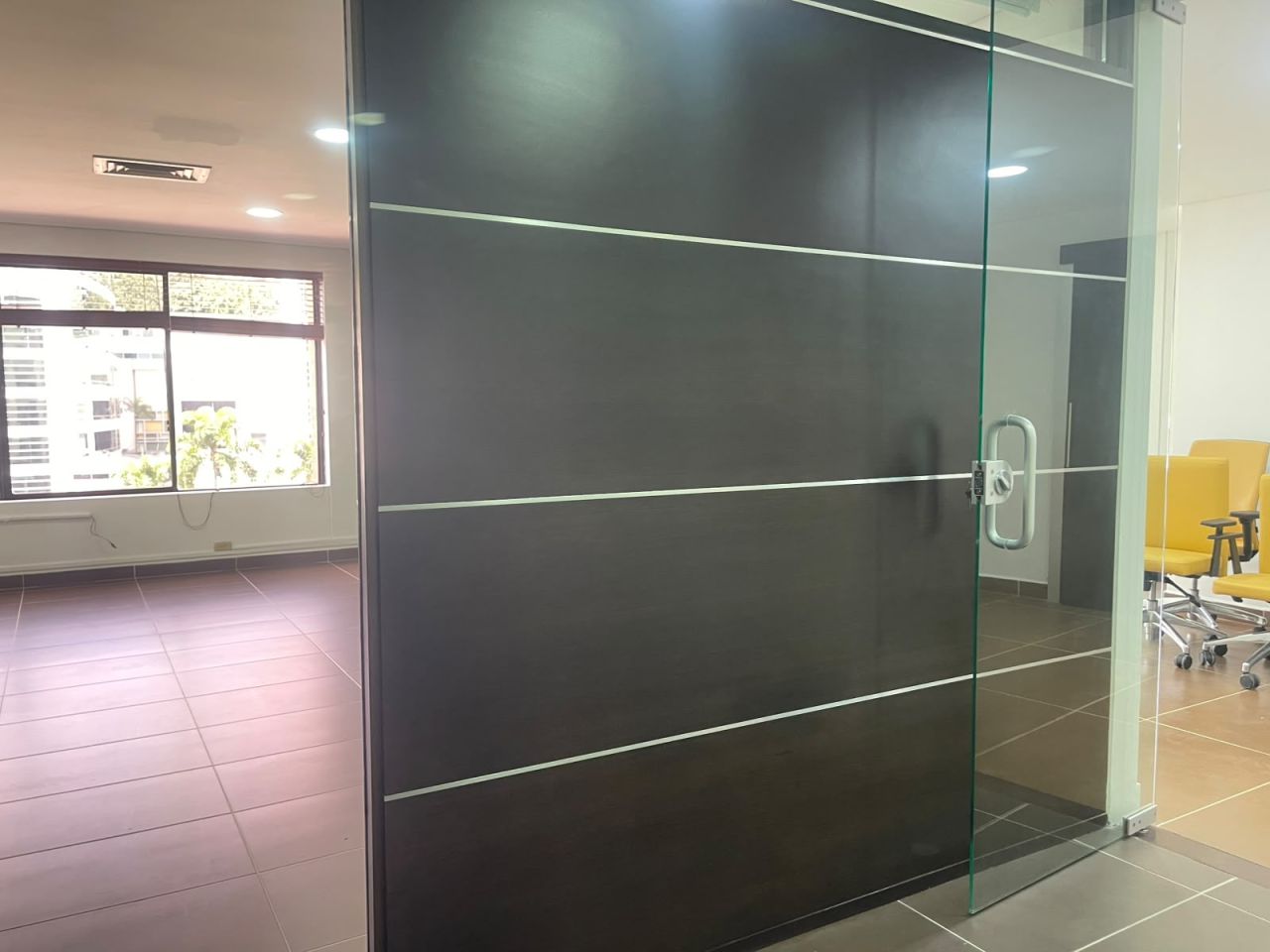 Oficina en arriendo Antioquia Medellín Patio Bonito 74 m2 Habitaciones 0 Baños 2 Garajes 3 Precio $8200000