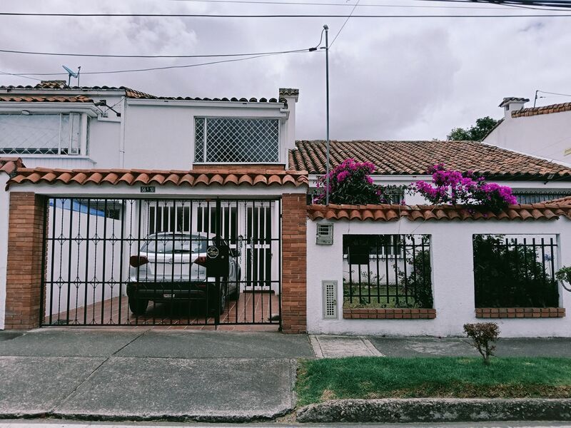 Casa en venta Cundinamarca Bogotá Prado Veraniego Sur 262 m2 Habitaciones 4 Baños 3 Garajes 2 Precio $1200000000