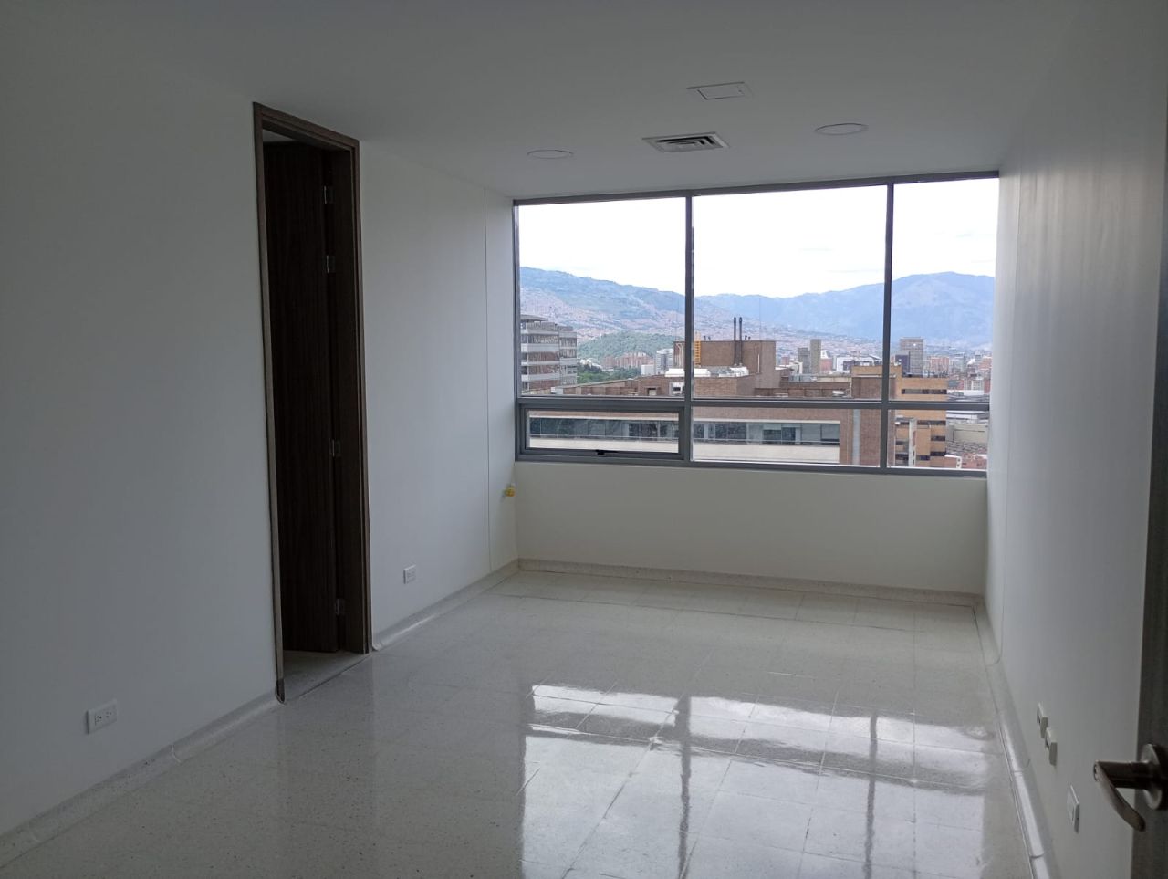 Consultorio en arriendo Antioquia Medellín Villa Carlota 33 m2 Habitaciones 0 Baños 1 Garajes 1 Precio $5200000