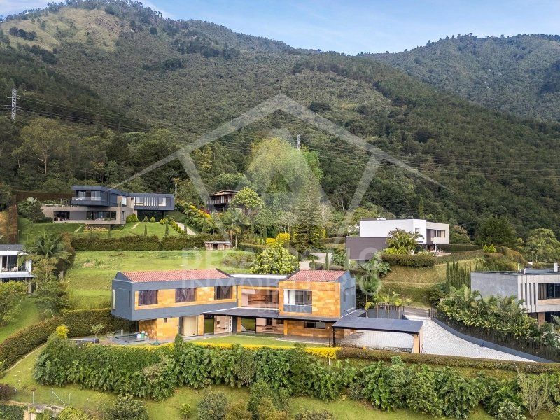Casa en arriendo Antioquia Medellín Manila 2000 m2 Habitaciones 5 Baños 4 Garajes 9 Precio $34000000