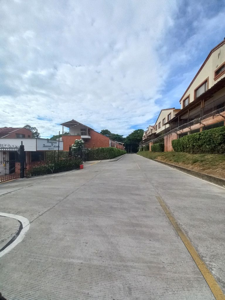 Casa en arriendo Tolima Ibagué Cr Pradera De Tierra Linda 226 m2 Habitaciones 4 Baños 5 Garajes 2 Precio $4500000