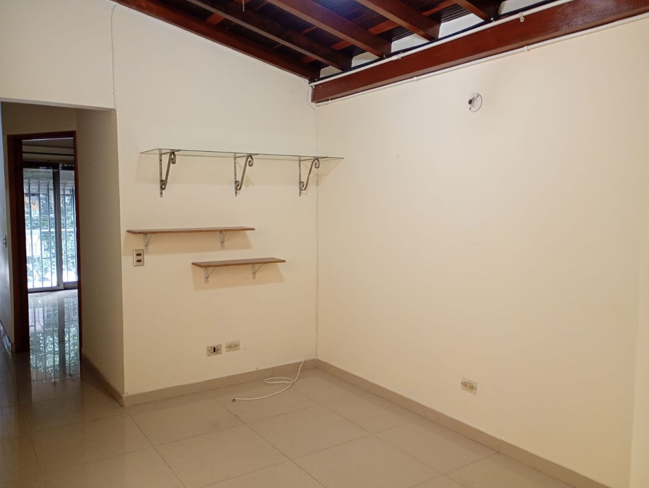 Oficina en arriendo Antioquia Medellín Rosales 80 m2 Habitaciones 0 Baños 2 Garajes 0 Precio $3000000