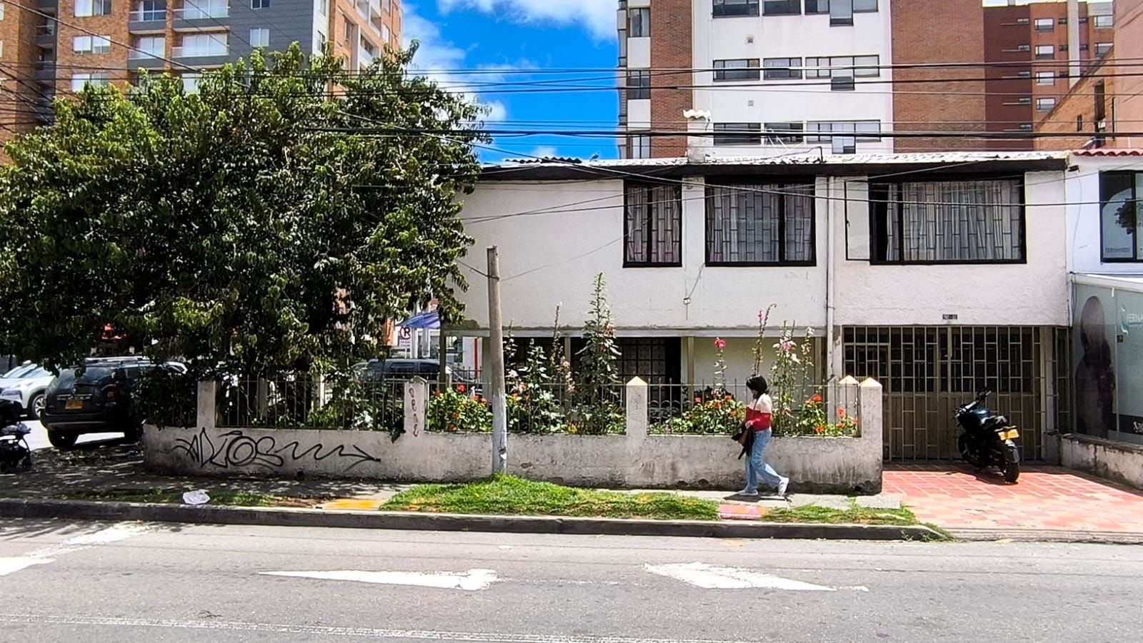Casa en venta Cundinamarca Bogotá Cedro Narvaez 390 m2 Habitaciones 4 Baños 3 Garajes 2 Precio $1750000000