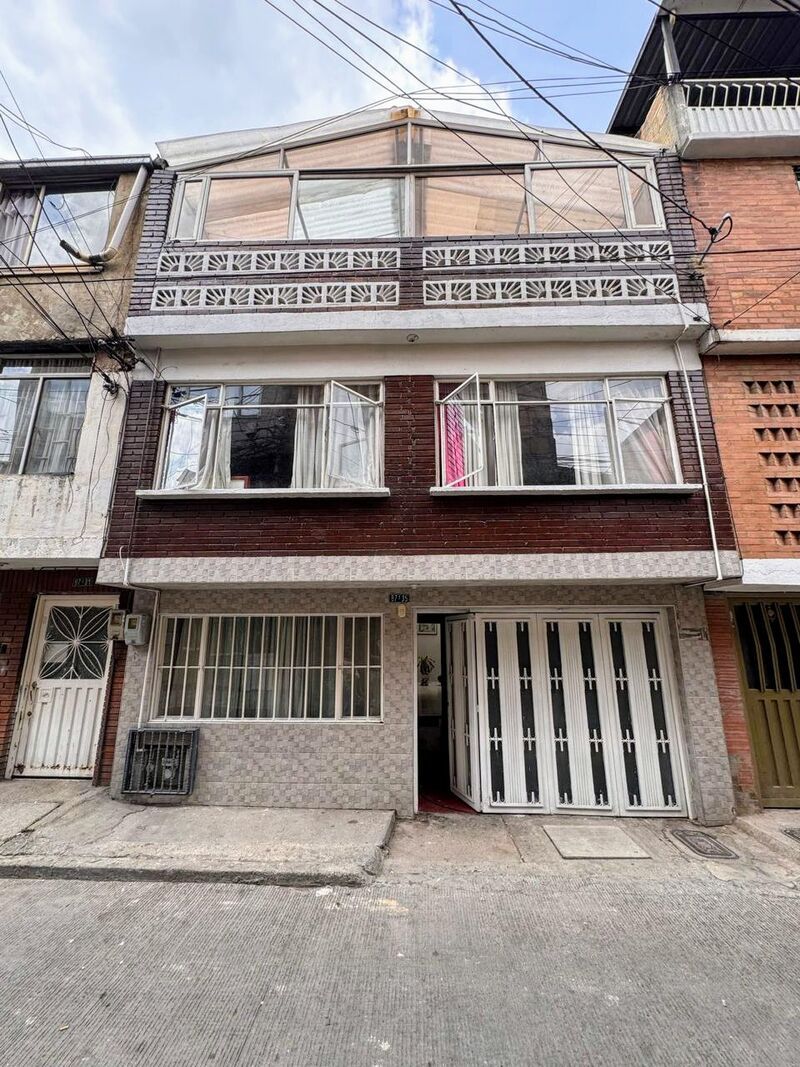 Casa en venta Cundinamarca Bogotá Patio Bonito Et I 196 m2 Habitaciones 5 Baños 2 Garajes 0 Precio $460000000