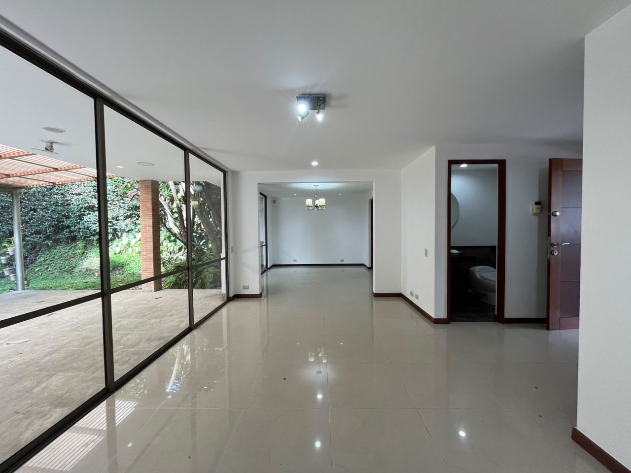 Casa en venta Antioquia Envigado Ub Loma El Atravesado 218 m2 Habitaciones 3 Baños 4 Garajes 2 Precio $1800000000