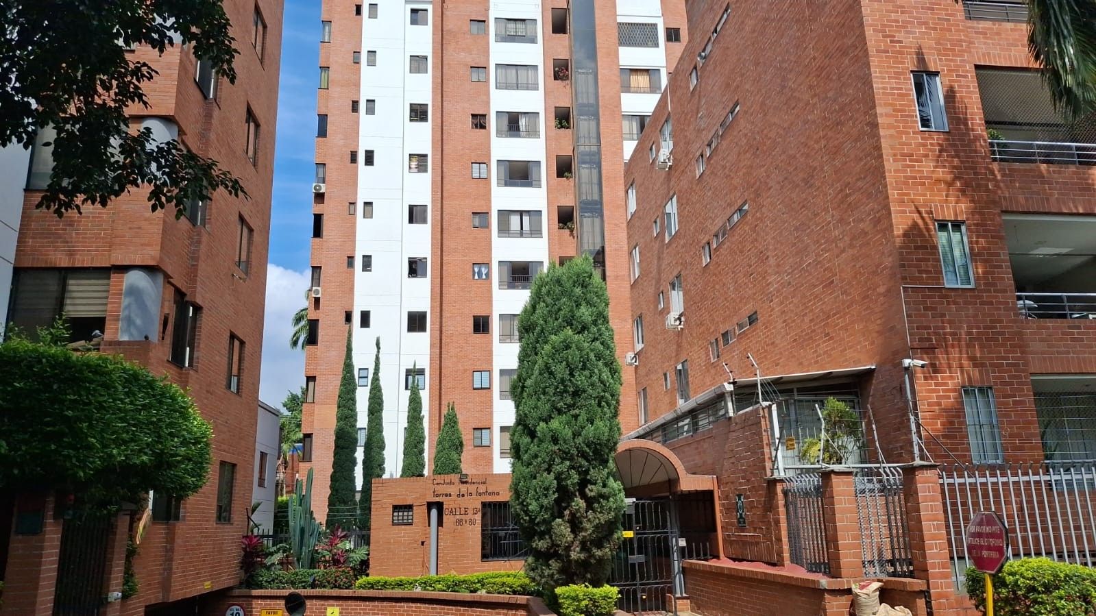 Apartamento en arriendo Valle Del Cauca Cali Bosques Del Limonar 107 m2 Habitaciones 3 Baños 2 Garajes 2 Precio $3366000