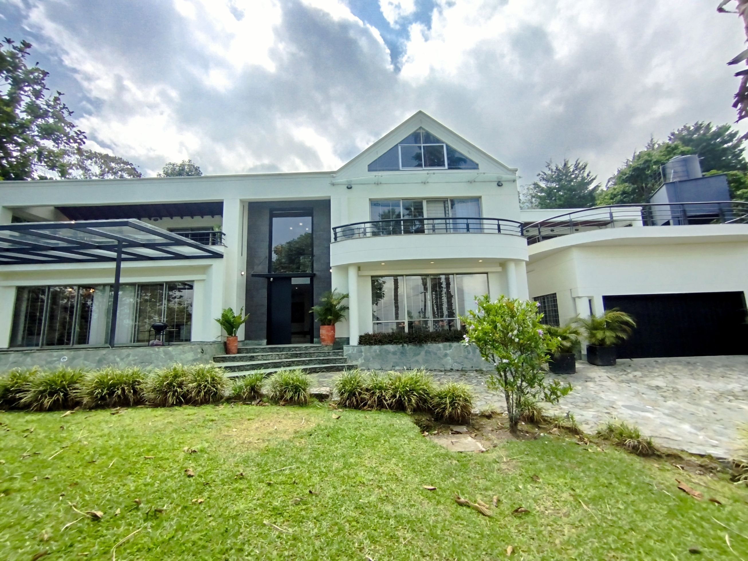 Casa en arriendo Antioquia Medellín Ub Loma El Atravesado 700 m2 Habitaciones 6 Baños 7 Garajes 2 Precio $35000000
