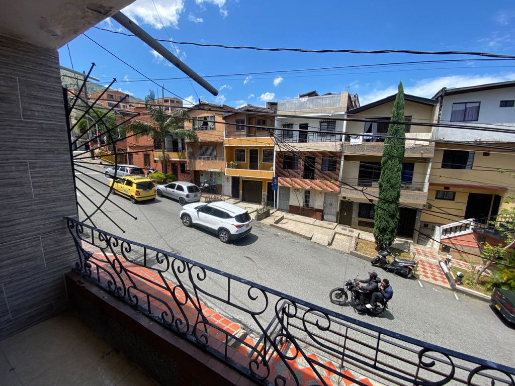 Apartamento en arriendo Antioquia Medellín Campo Valdes No1 82 m2 Habitaciones 3 Baños 1 Garajes 0 Precio $1600000