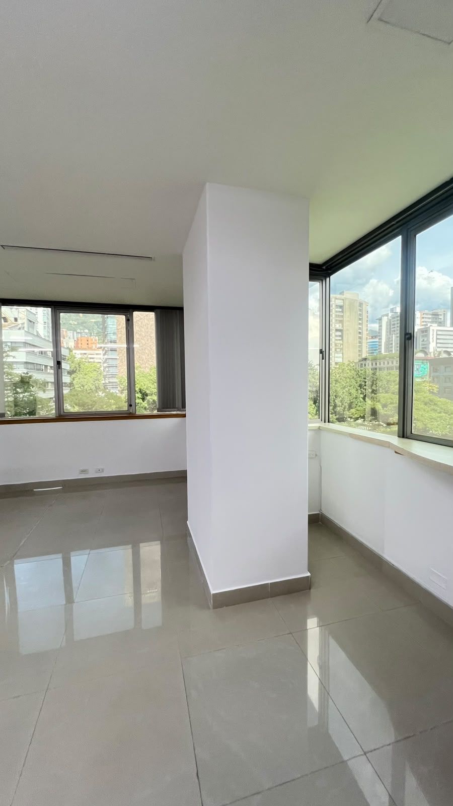 Oficina en arriendo Antioquia Medellín Patio Bonito 97 m2 Habitaciones 0 Baños 2 Garajes 2 Precio $7500000