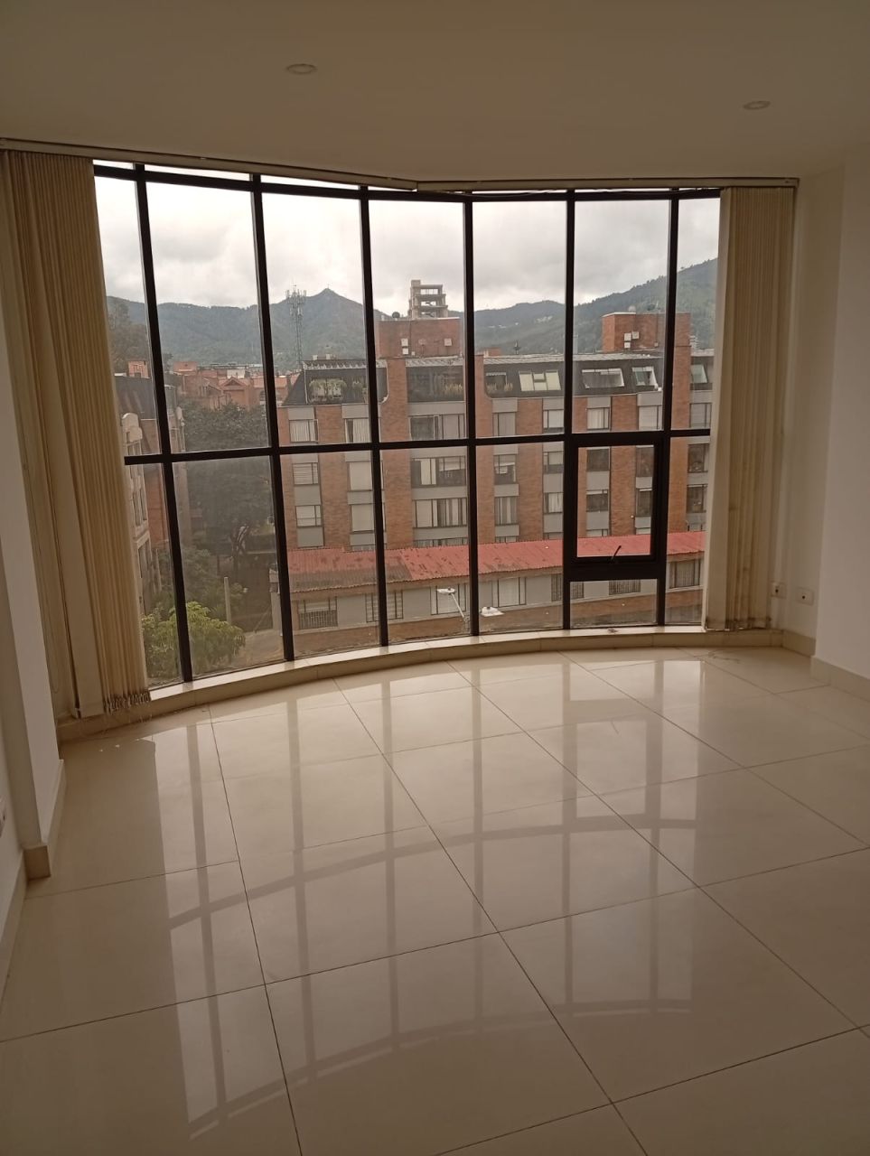Oficina en arriendo Cundinamarca Bogotá Puente Largo 13 m2 Habitaciones 0 Baños 0 Garajes 1 Precio $1200000