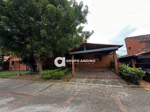 Casa Campestre en venta Santander Bucaramanga Urbanización El Rincon Del Lago 460 m2 Habitaciones 4 Baños 5 Garajes 2 Precio $1600000000