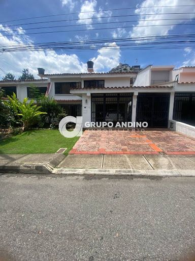 Casa en venta Santander Floridablanca Conjunto Montellano Campestre 250 m2 Habitaciones 3 Baños 3 Garajes 4 Precio $1300000000