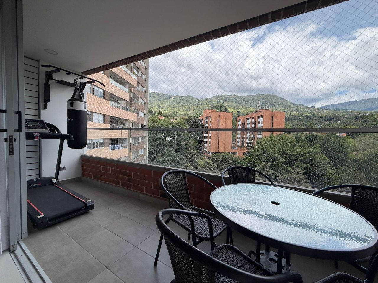 Apartamento en arriendo Antioquia Medellín La Inmaculada 98 m2 Habitaciones 3 Baños 3 Garajes 2 Precio $6000000