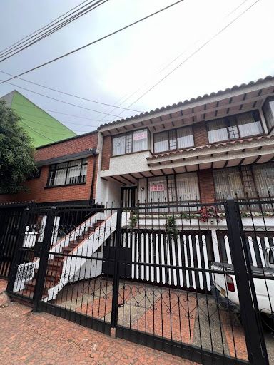 Casa en arriendo Cundinamarca Bogotá El Salitre 200 m2 Habitaciones 5 Baños 4 Garajes 2 Precio $5000000