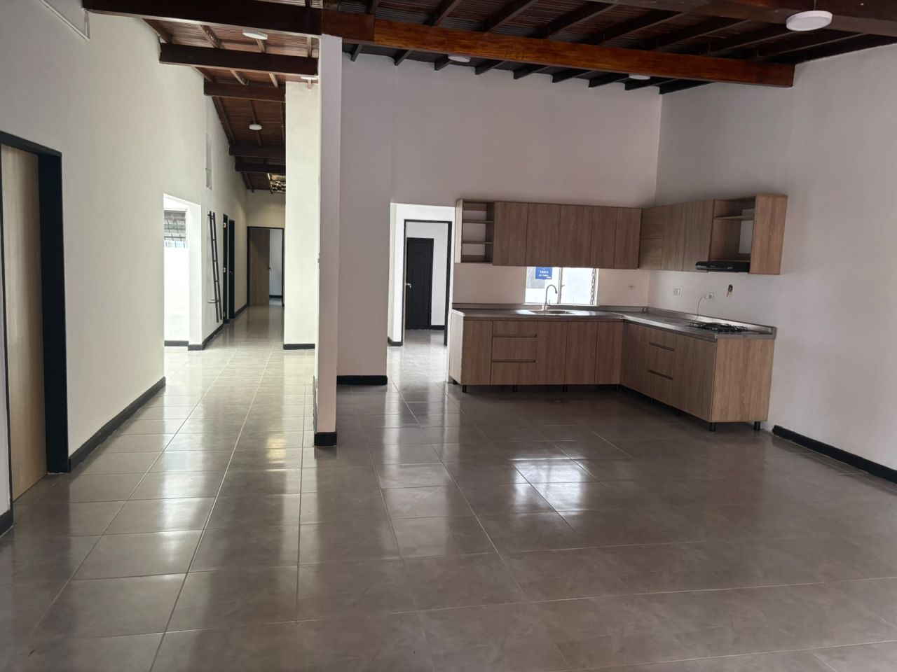 Casa en arriendo Antioquia Medellín Ferreni 230 m2 Habitaciones 6 Baños 6 Garajes 0 Precio $6800000
