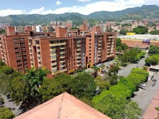 Apartamento en arriendo Antioquia Medellín Urbanizacion Los Laureles 240 m2 Habitaciones 4 Baños 3 Garajes 2 Precio $6800000