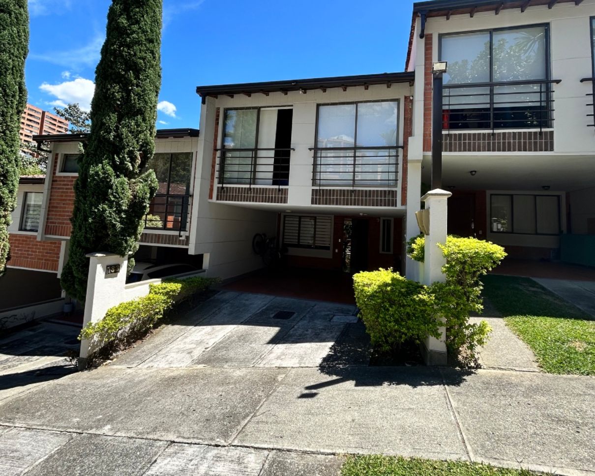 Casa en venta Antioquia Envigado El Esmeraldal 200 m2 Habitaciones 3 Baños 4 Garajes 2 Precio $1380000000