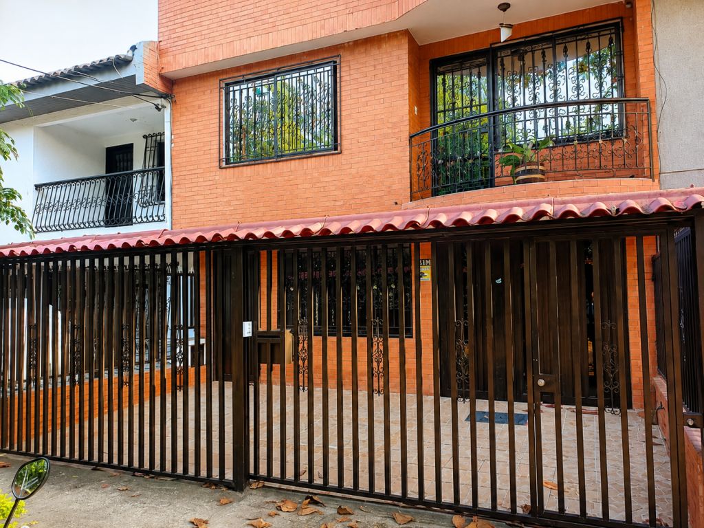 Apartamento en arriendo Valle Del Cauca Cali Santa Anita - La Selva 150 m2 Habitaciones 3 Baños 2 Garajes 1 Precio $1800000