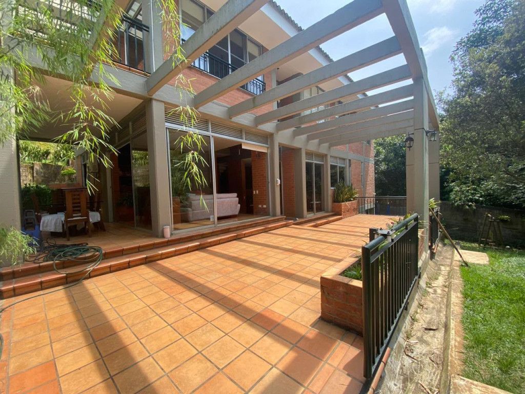 Casa en venta Valle Del Cauca Cali Alto Melendez - La Buitrera 380 m2 Habitaciones 4 Baños 6 Garajes 7 Precio $1400000000