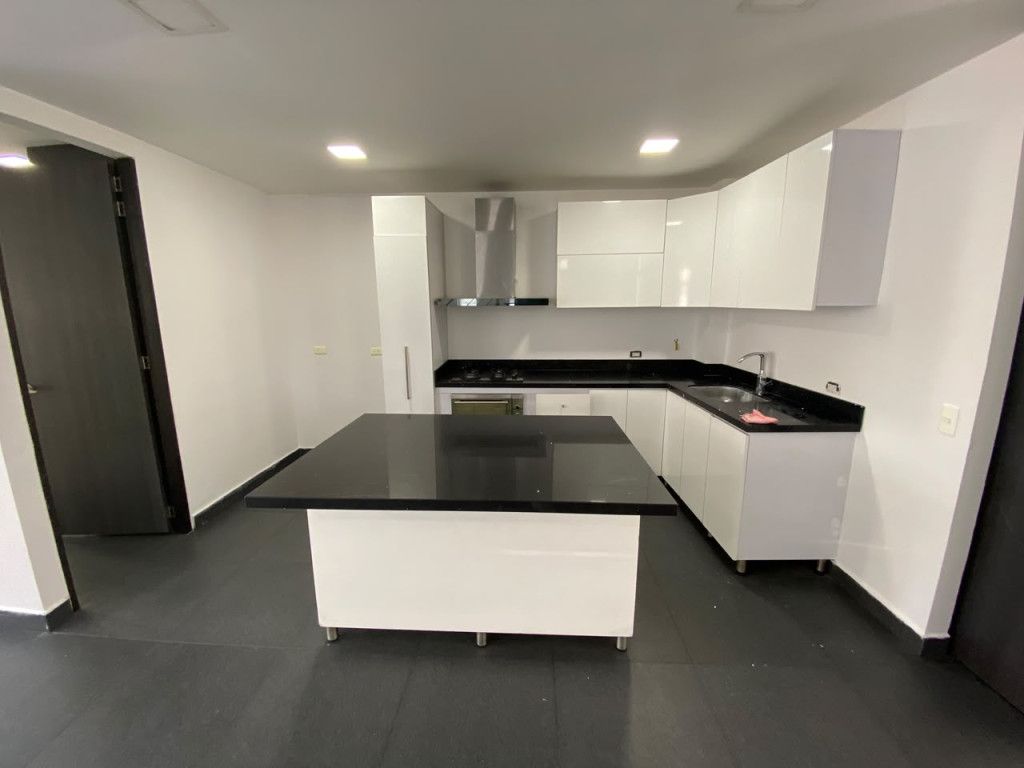 Apartamento en arriendo Antioquia Medellín Prado 120 m2 Habitaciones 3 Baños 4 Garajes 0 Precio $2500000