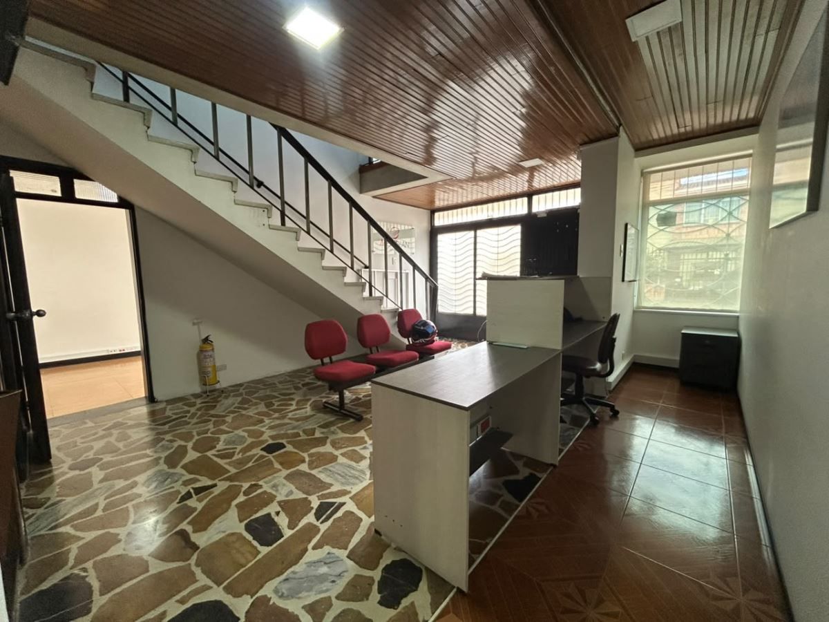 Casa en venta Cundinamarca Bogotá La Soledad 300 m2 Habitaciones 7 Baños 4 Garajes 3 Precio $1700000000