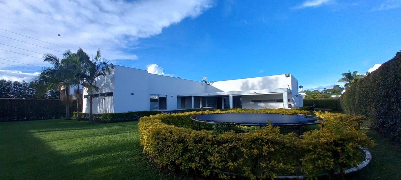 Casa en arriendo o venta Antioquia Rionegro Cuatro Esquinas 350 m2 Habitaciones 4 Baños 5 Garajes 4 Precio venta $3900000000 Precio arriendo $20000000