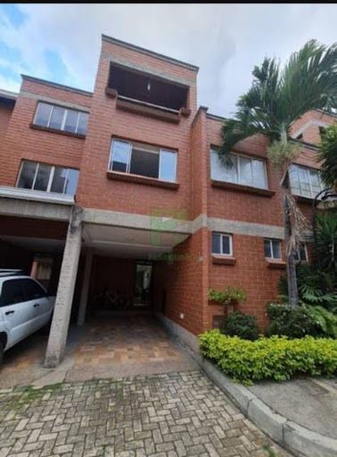 Casa en arriendo Antioquia Medellín La Gloria 200 m2 Habitaciones 5 Baños 4 Garajes 2 Precio $5500000