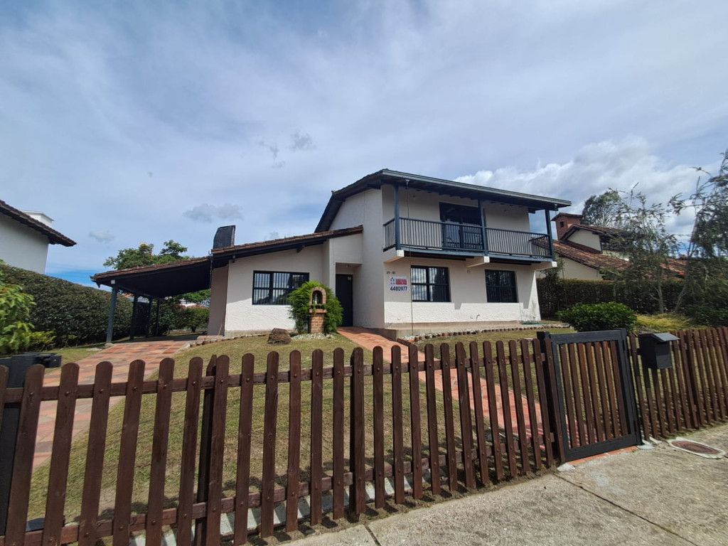 Casa en arriendo Antioquia Rionegro Centro 200 m2 Habitaciones 3 Baños 3 Garajes 2 Precio $6200000