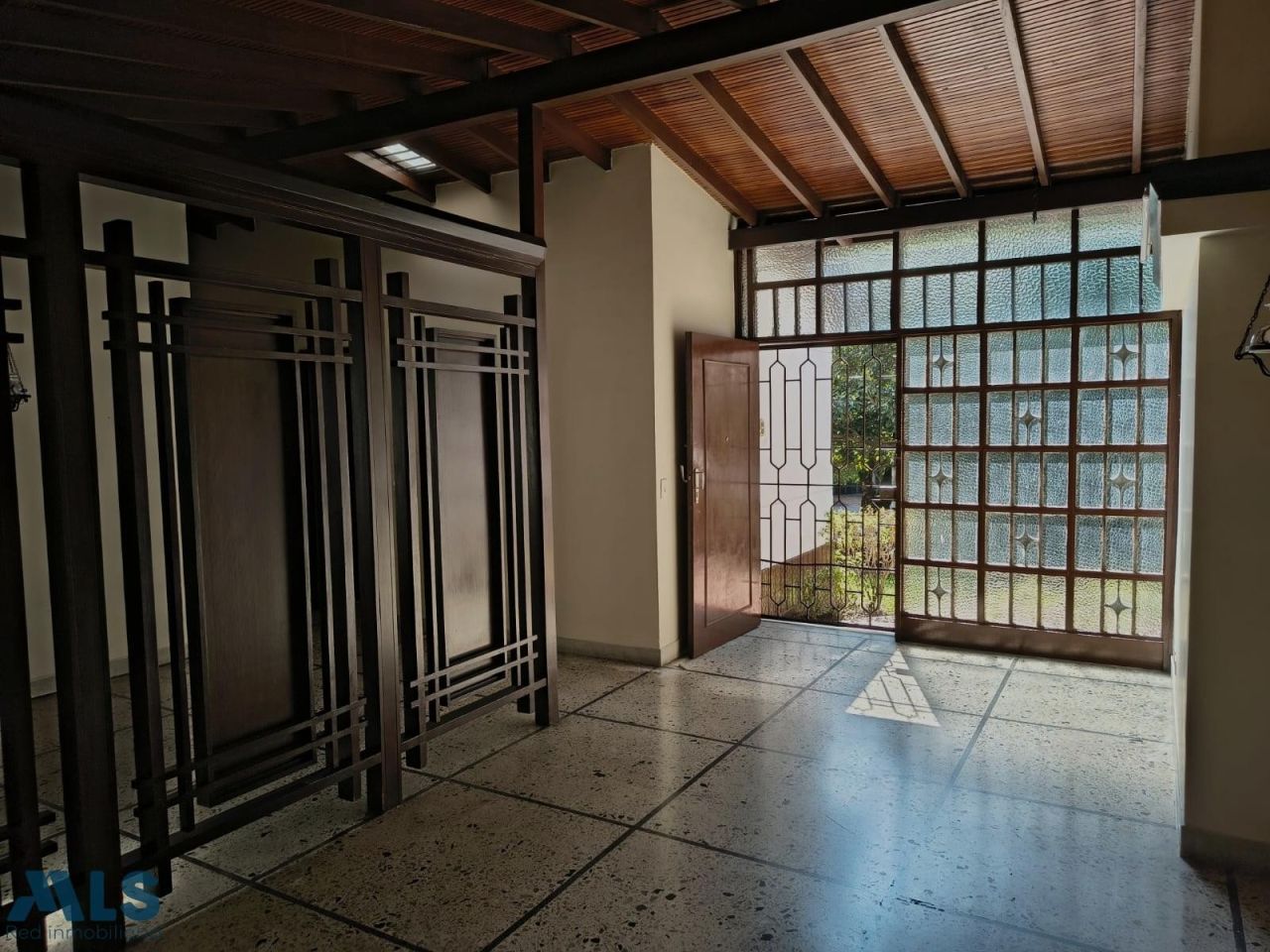Inmuebles en Remate Casa en venta Antioquia Medellín Las Acacias 210 m2 Habitaciones 3 Baños 2 Garajes 1 Precio $1800000000