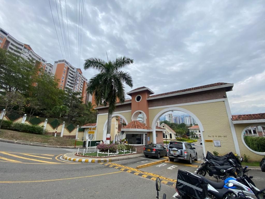 Casa en venta Santander Floridablanca La Toscana 300 m2 Habitaciones 4 Baños 5 Garajes 0 Precio $1350000000