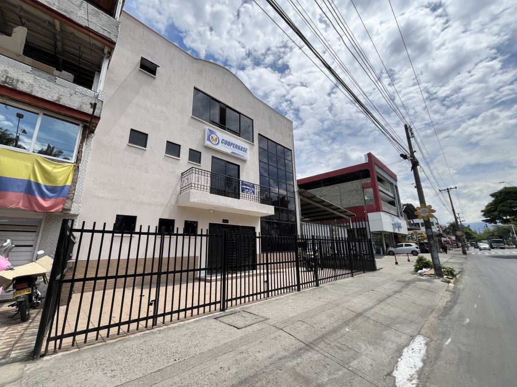 Oficina en arriendo Valle Del Cauca Cali Primero De Mayo 220 m2 Habitaciones 0 Baños 2 Garajes 0 Precio $5520000