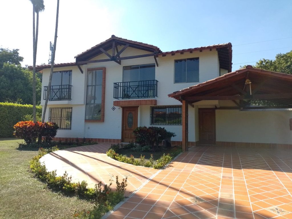 Casa en arriendo Valle Del Cauca Cali Alameda 900 m2 Habitaciones 5 Baños 5 Garajes 4 Precio $9000000
