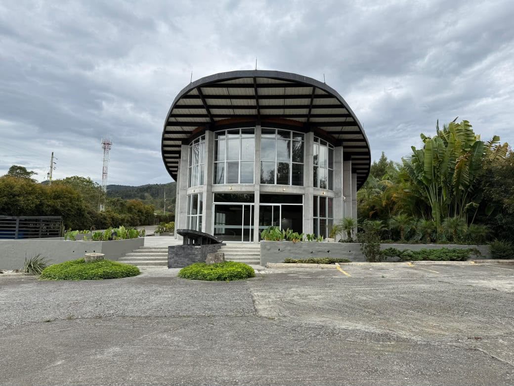 Local en arriendo Antioquia Rionegro Cuatro Esquinas 900 m2 Habitaciones 0 Baños 6 Garajes 6 Precio $25000000