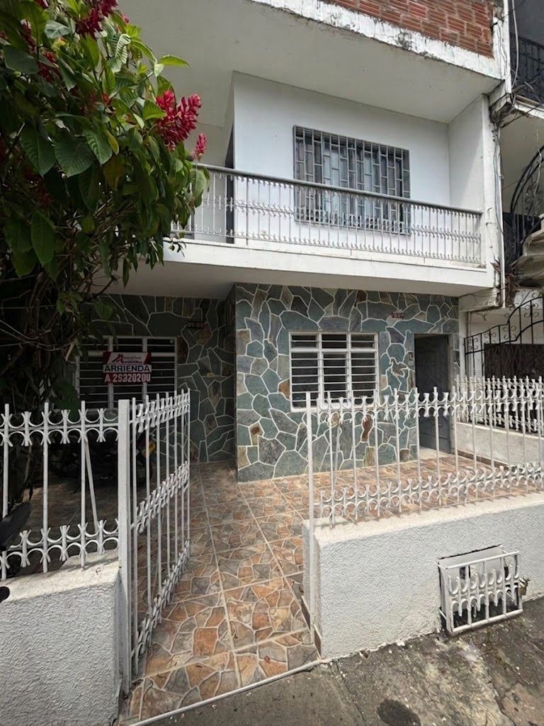 Casa en arriendo Valle Del Cauca Cali Prados De Oriente 140 m2 Habitaciones 5 Baños 2 Garajes 0 Precio $2000000
