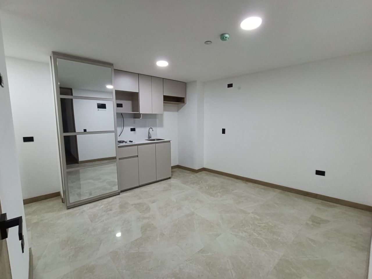 Apartaestudio en arriendo Antioquia Medellín Colon 26 m2 Habitaciones 1 Baños 1 Garajes 0 Precio $1850000