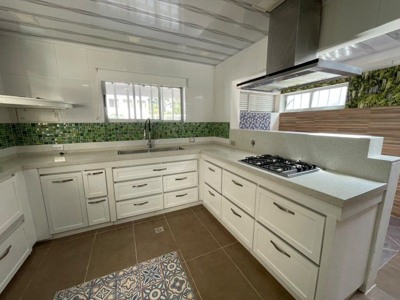 Casa en arriendo Antioquia Rionegro El Porvenir 400 m2 Habitaciones 4 Baños 4 Garajes 4 Precio $9300000