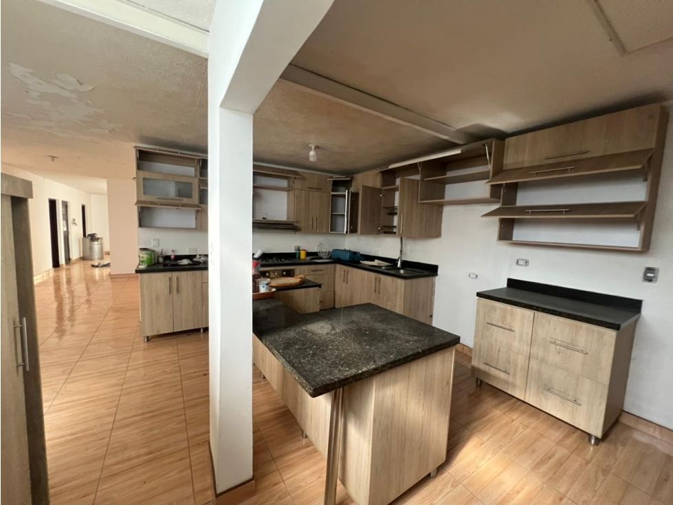 Casa en arriendo o venta Antioquia Medellín Santa Teresita 250 m2 Habitaciones 5 Baños 5 Garajes 1 Precio venta $1100000000 Precio arriendo $7500000